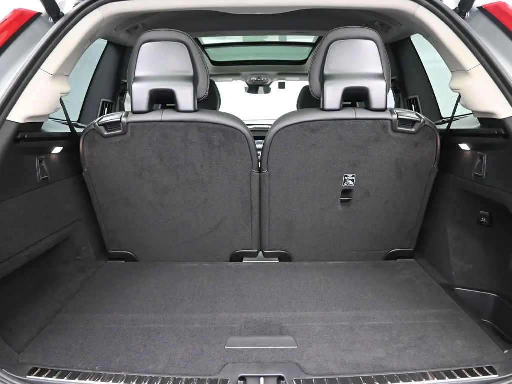 2025 Volvo - image 28