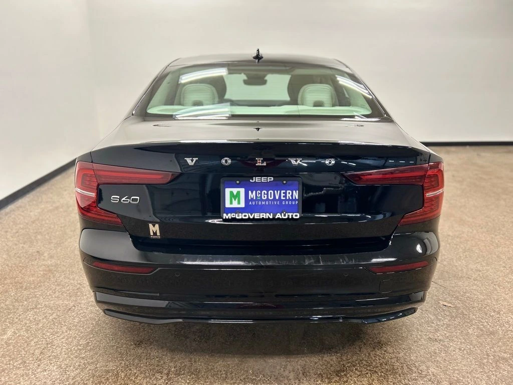 2023 Volvo - image 4