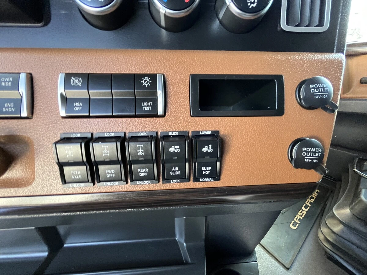 2022 Freightliner Cascadia - image 27