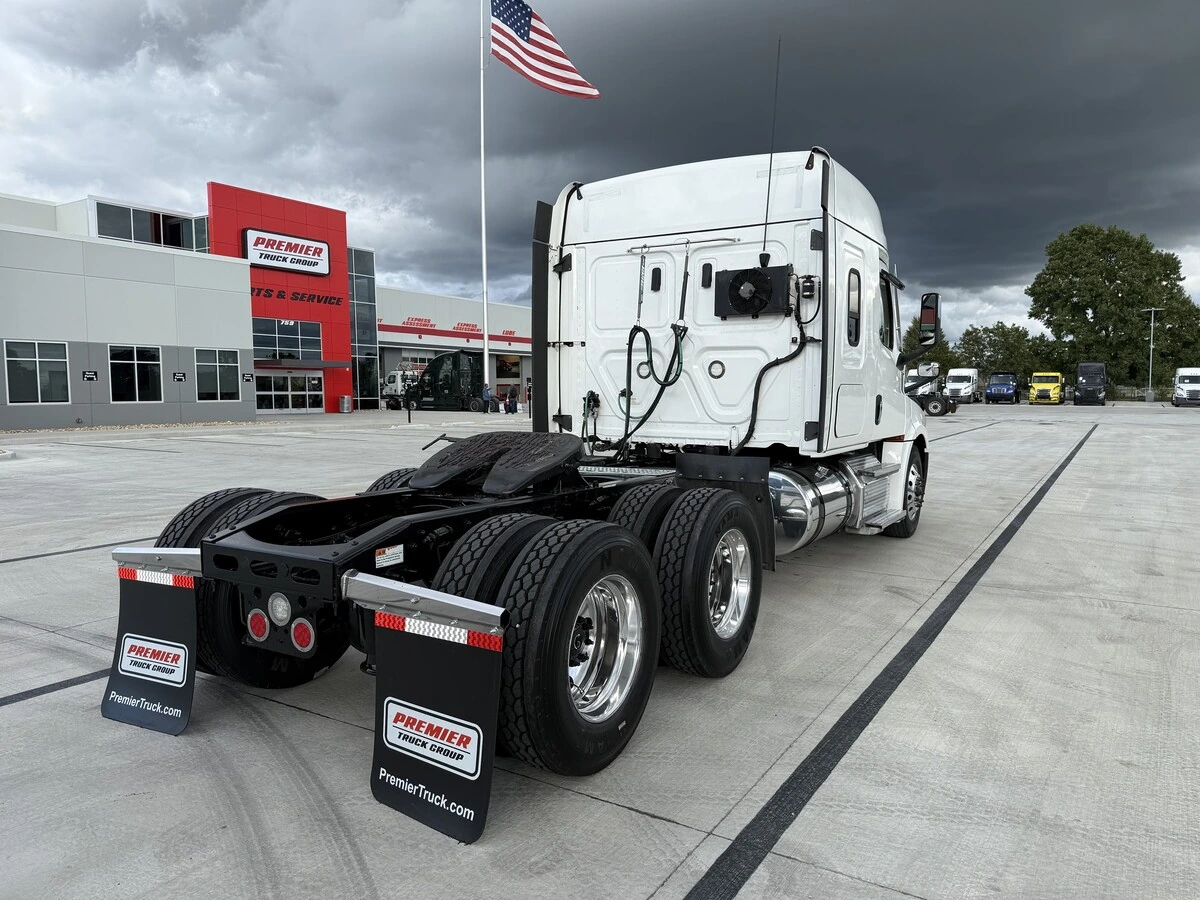 2023 Freightliner Cascadia — photo 5