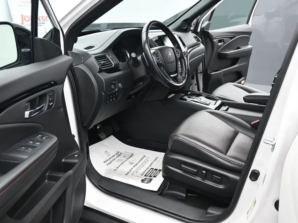 2023 Honda Ridgeline Black Edition photo 17