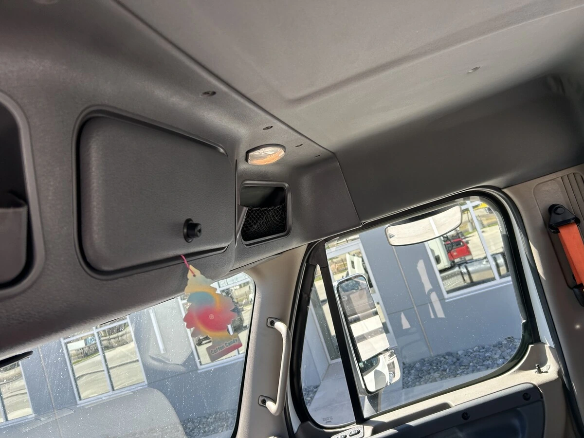 2016 Freightliner Cascadia - image 20