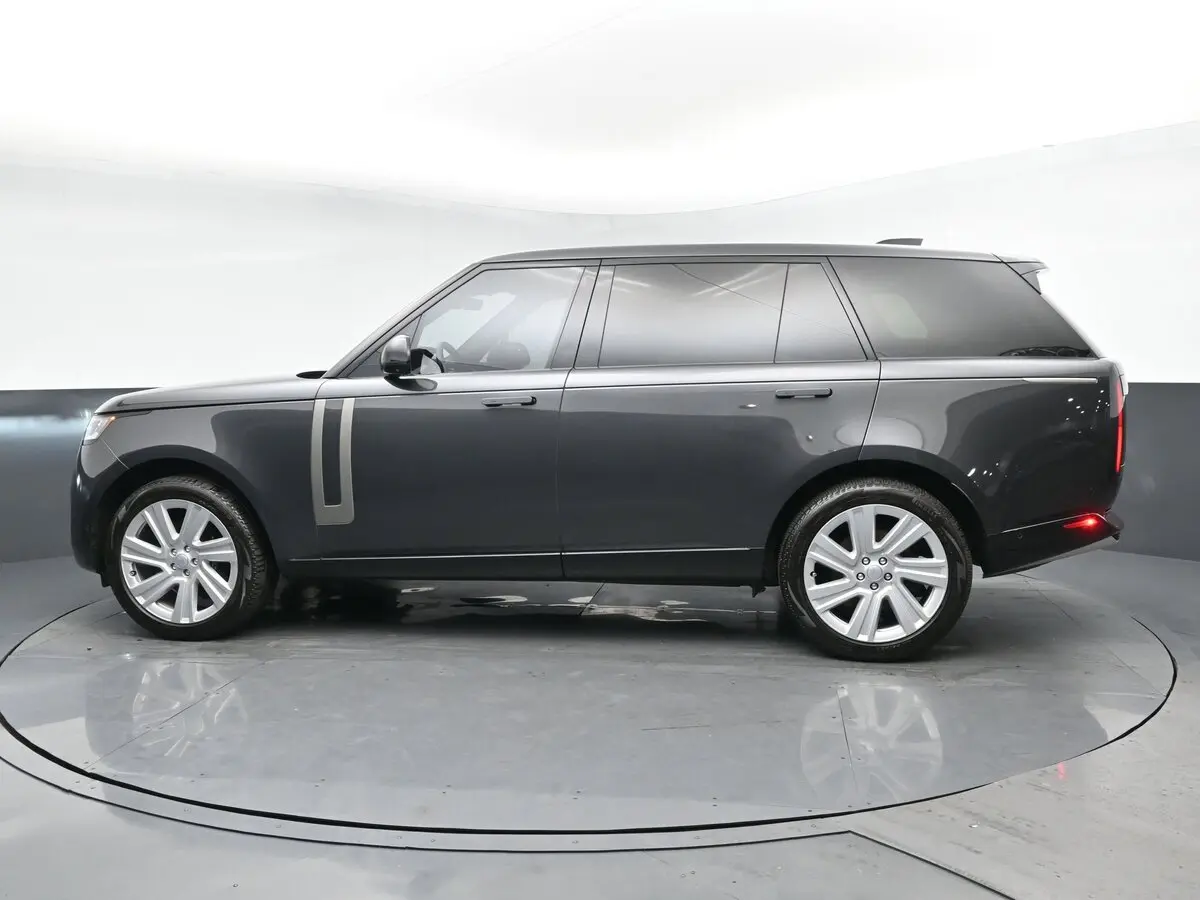 2023 Land Rover Range Rover SE photo 4