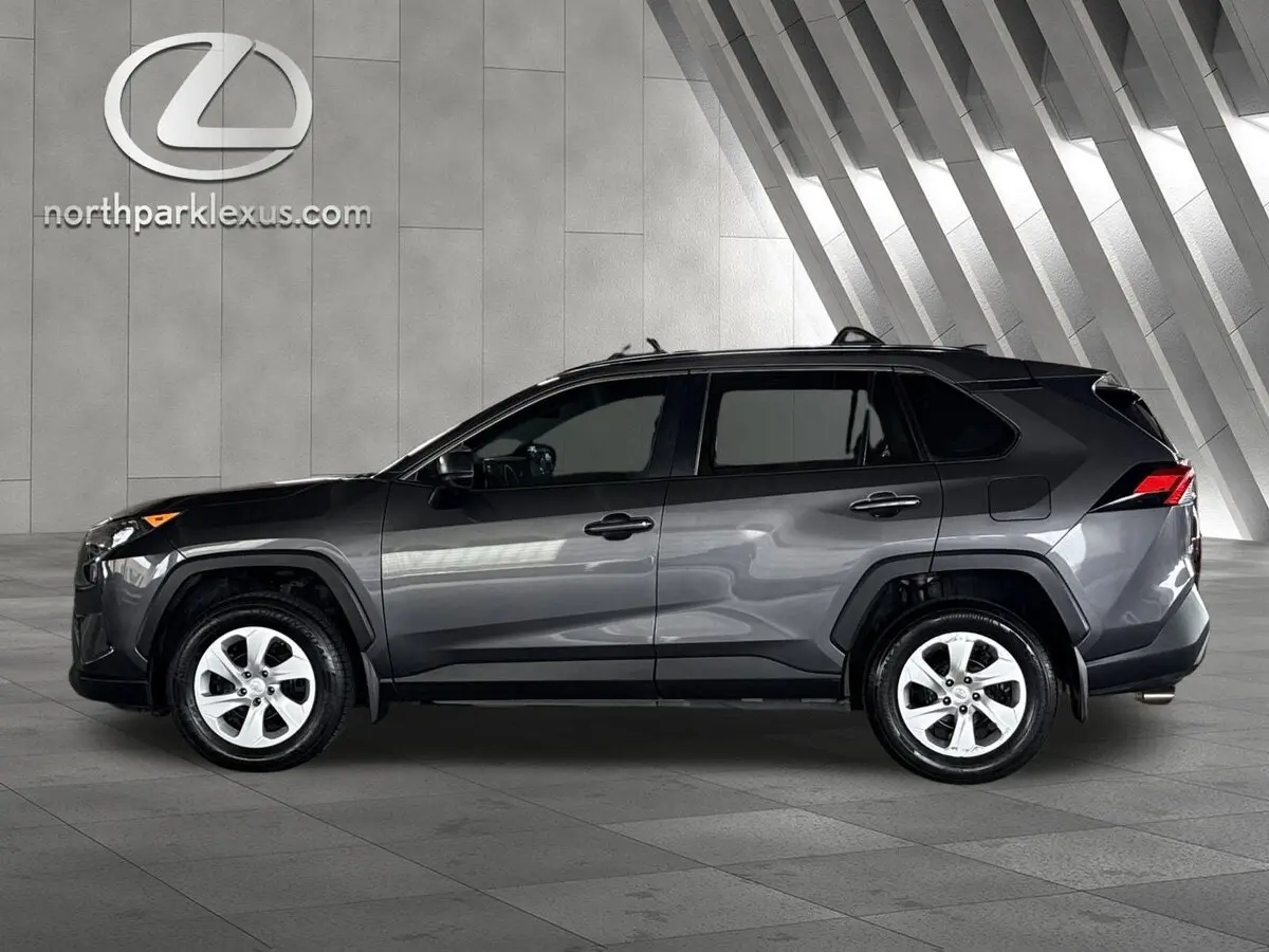 2020 Toyota RAV4 LE's photo