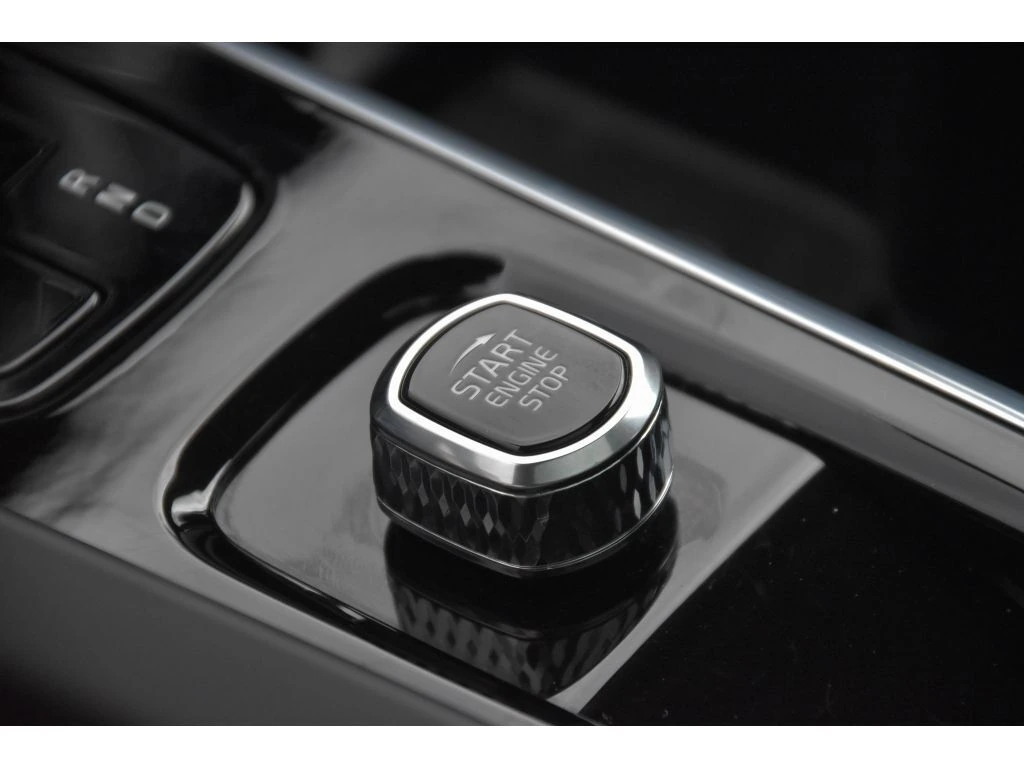 2025 Volvo - image 37