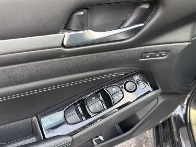 2021 Nissan Altima 2.5 Platinum photo 10