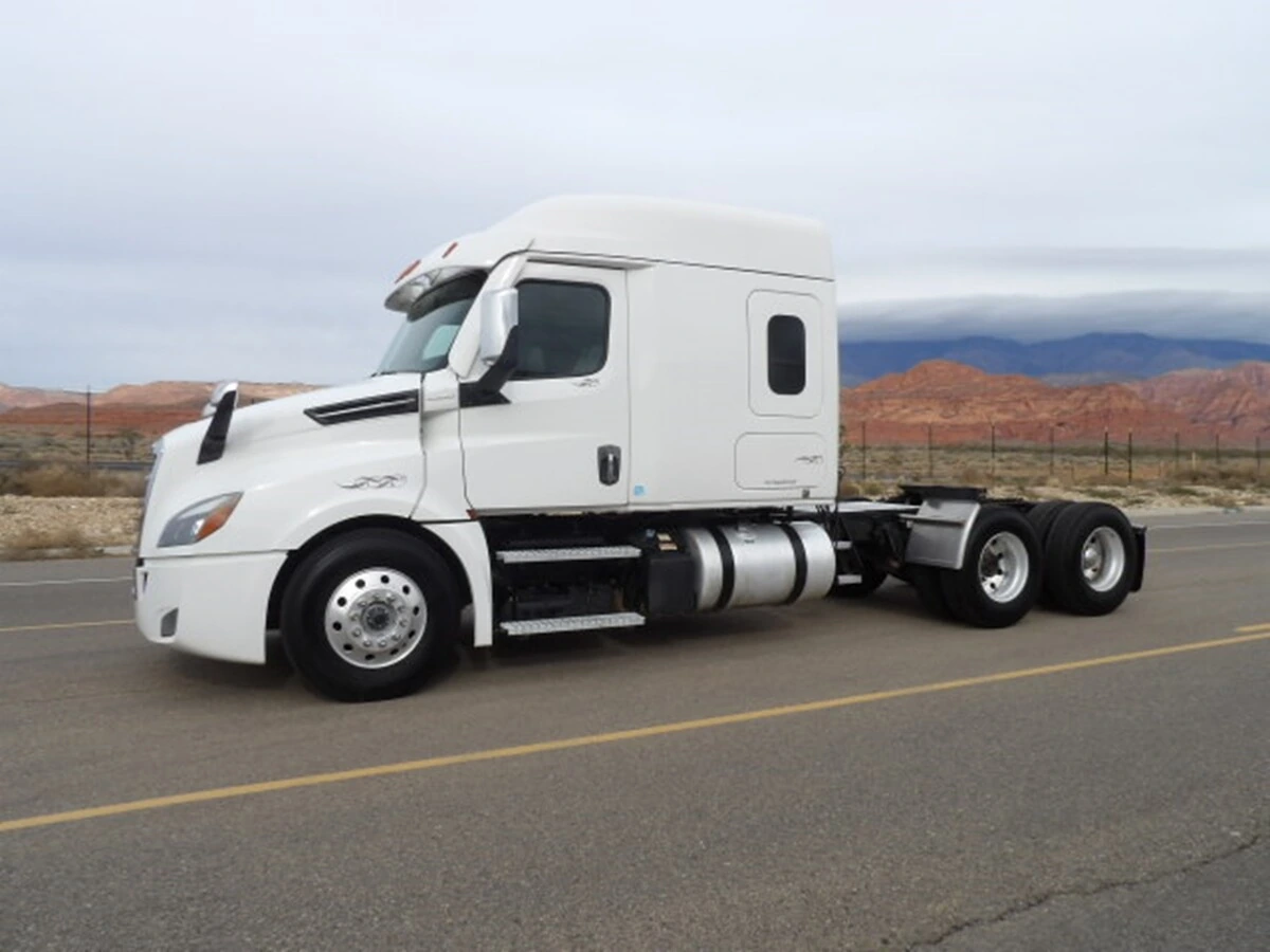 2020 Freightliner Cascadia - image 2