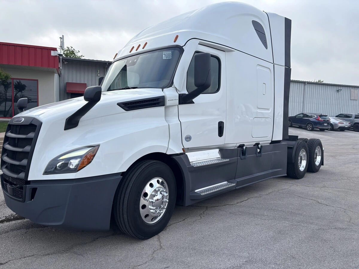 2023 Freightliner Cascadia - image 1