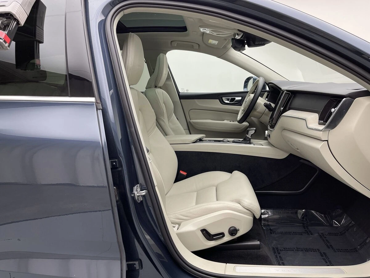 2020 Volvo - image 17