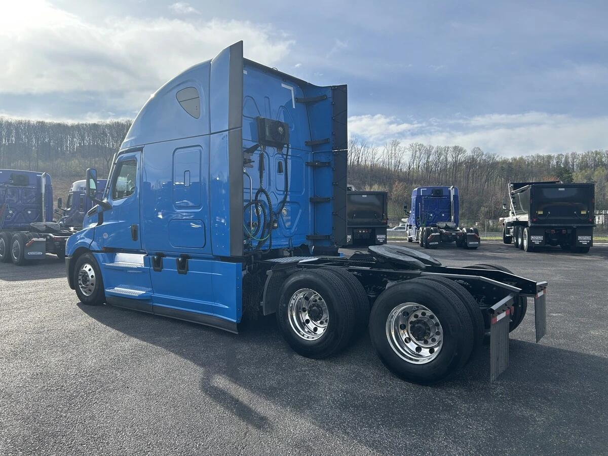 2022 Freightliner Cascadia - image 3