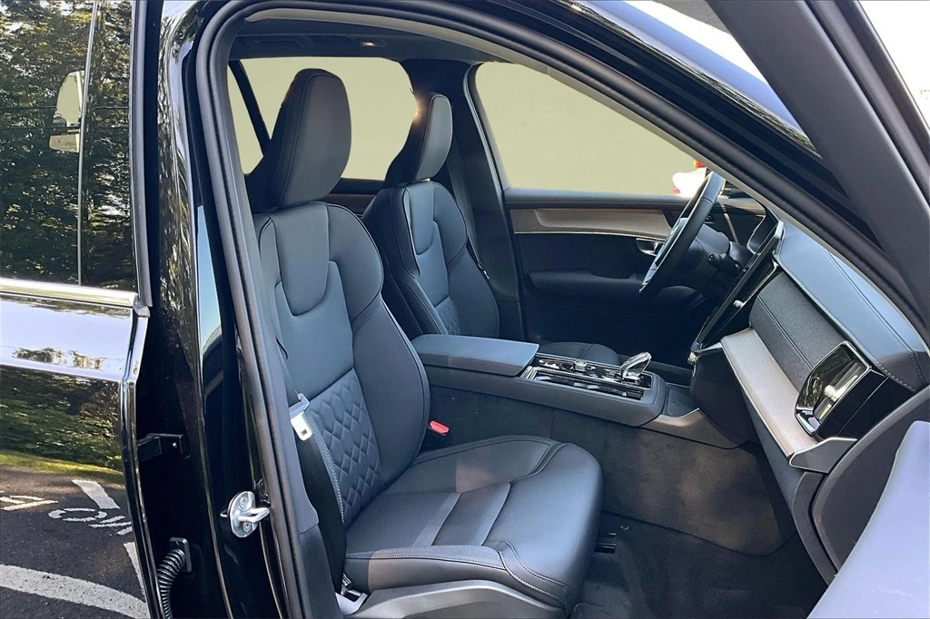 2026 Volvo - image 10