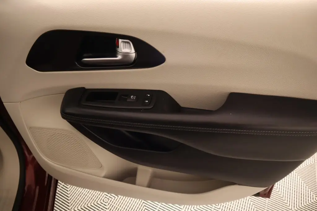 2020 Chrysler Pacifica Limited photo 18