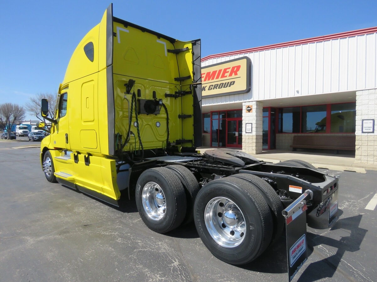 2022 Freightliner Cascadia - image 3