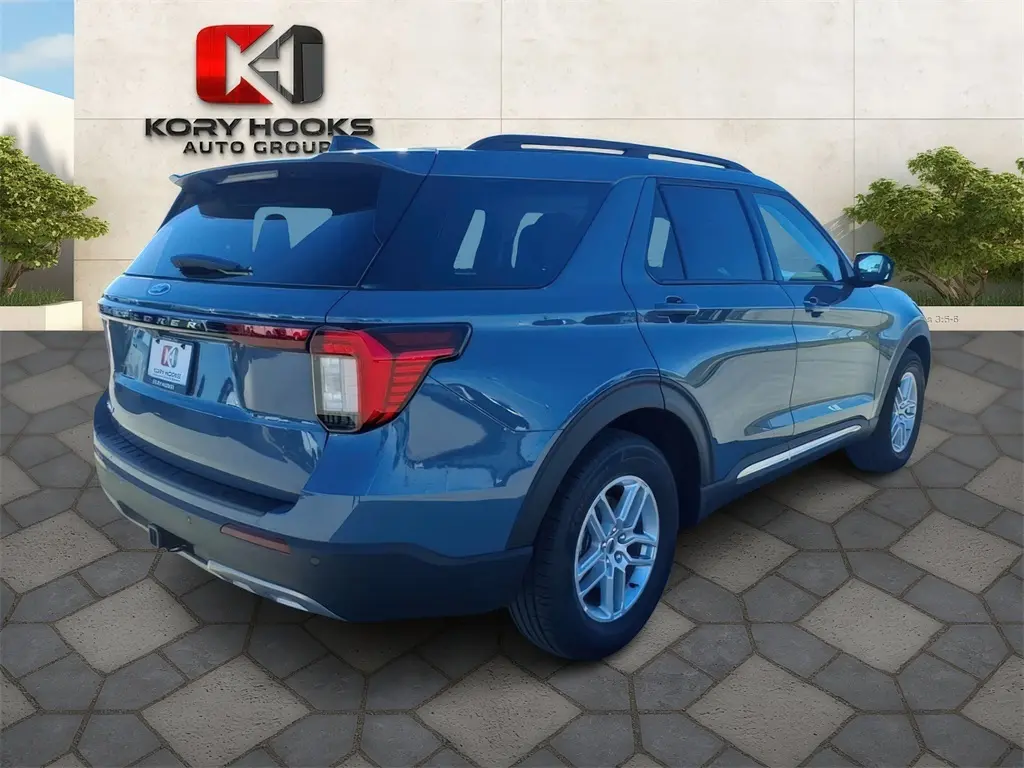 2025 Ford Explorer photo 2
