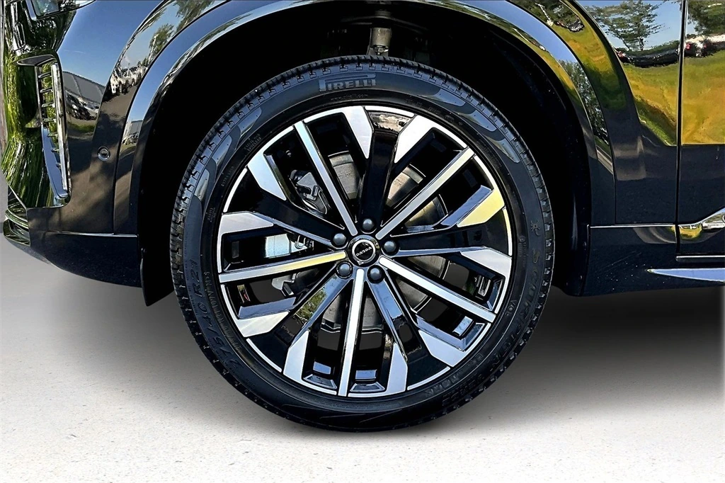 2026 Volvo - image 12