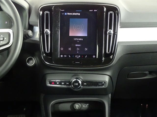 2025 Volvo - image 32