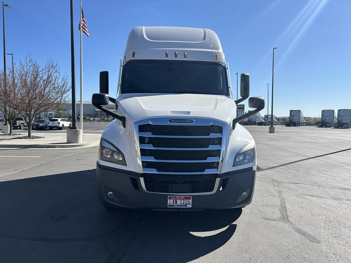2022 Freightliner Cascadia - image 3