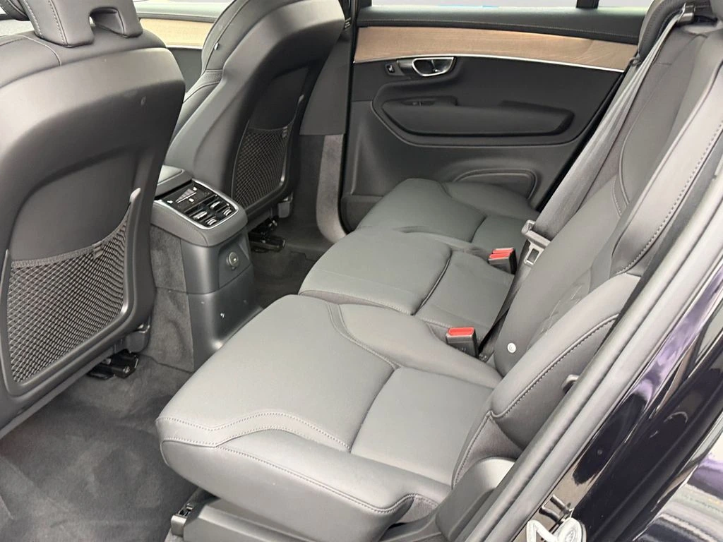 2025 Volvo - image 11
