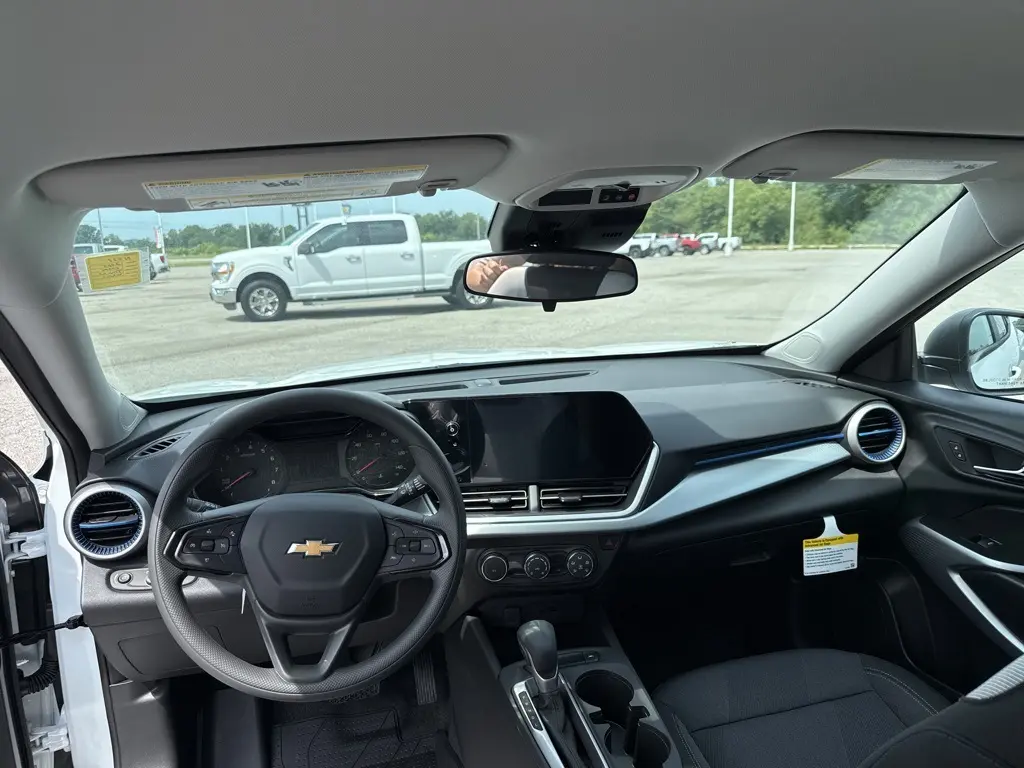 2025 Chevrolet Trax LS photo 13