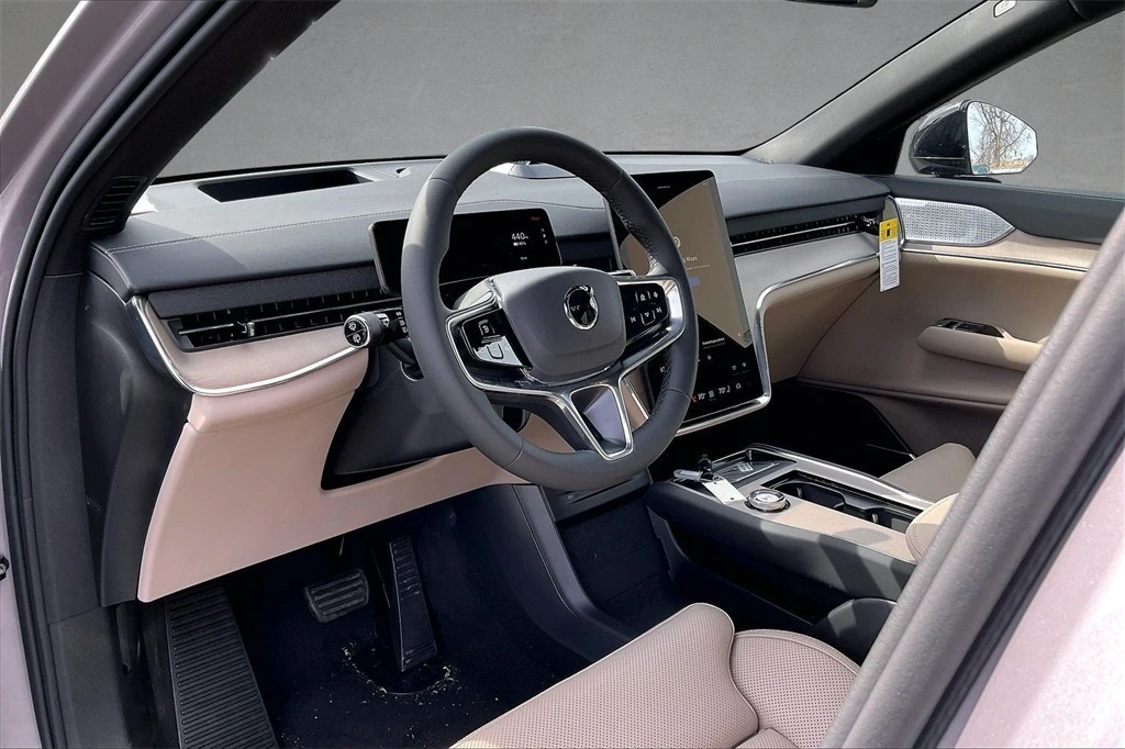 2026 Volvo - image 7