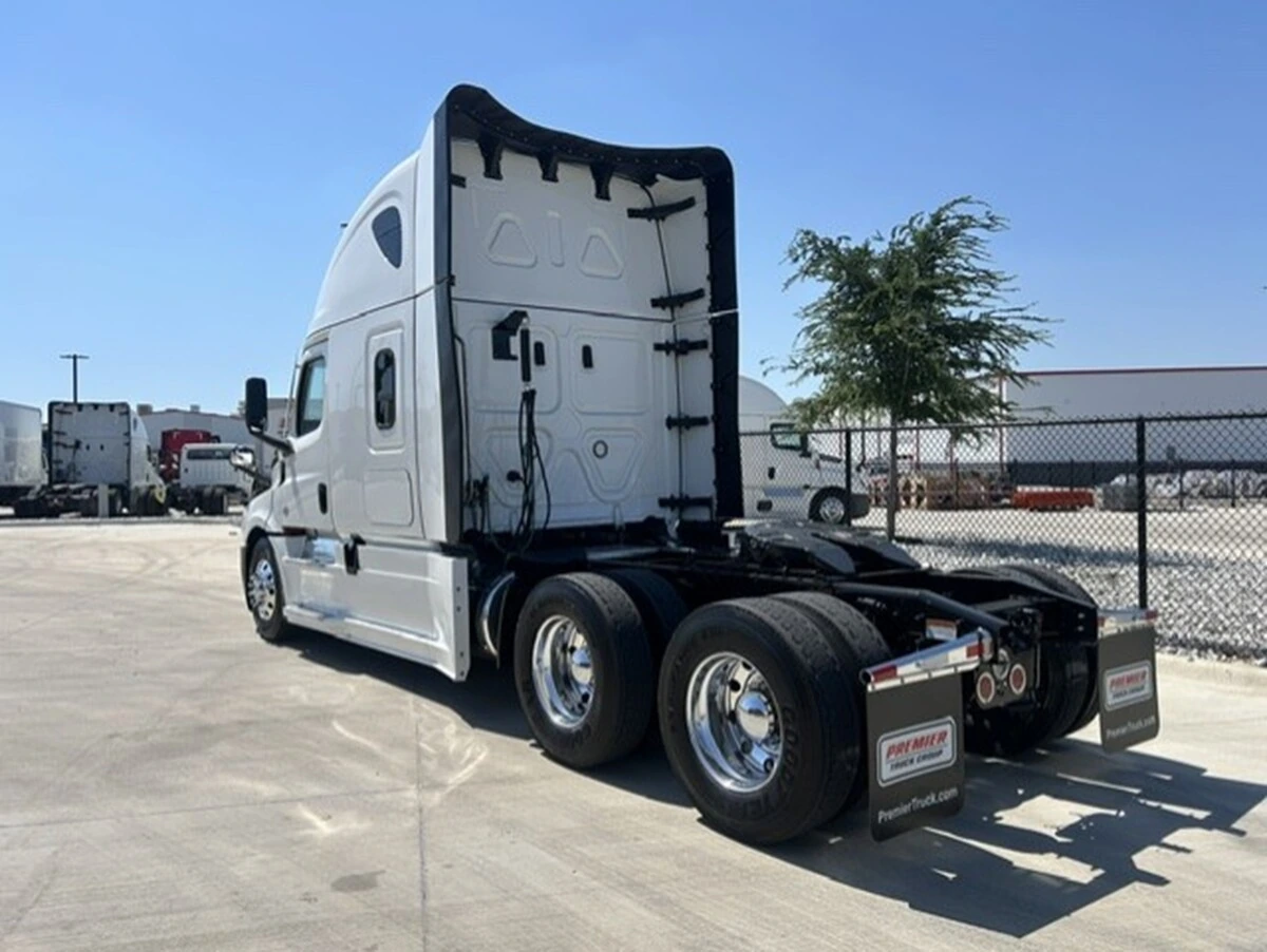 2025 Freightliner Cascadia — photo 3