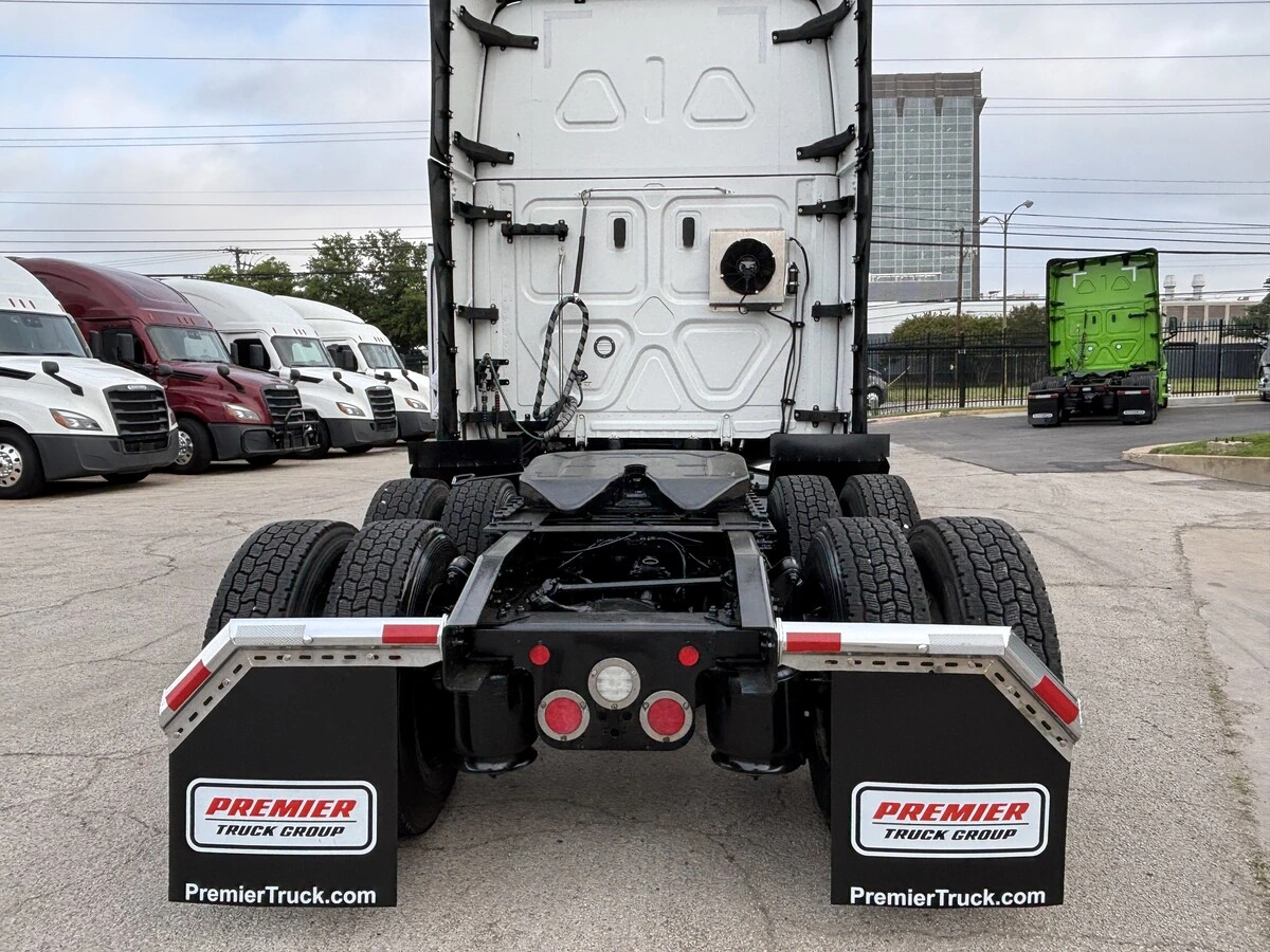 2023 Freightliner Cascadia - image 6