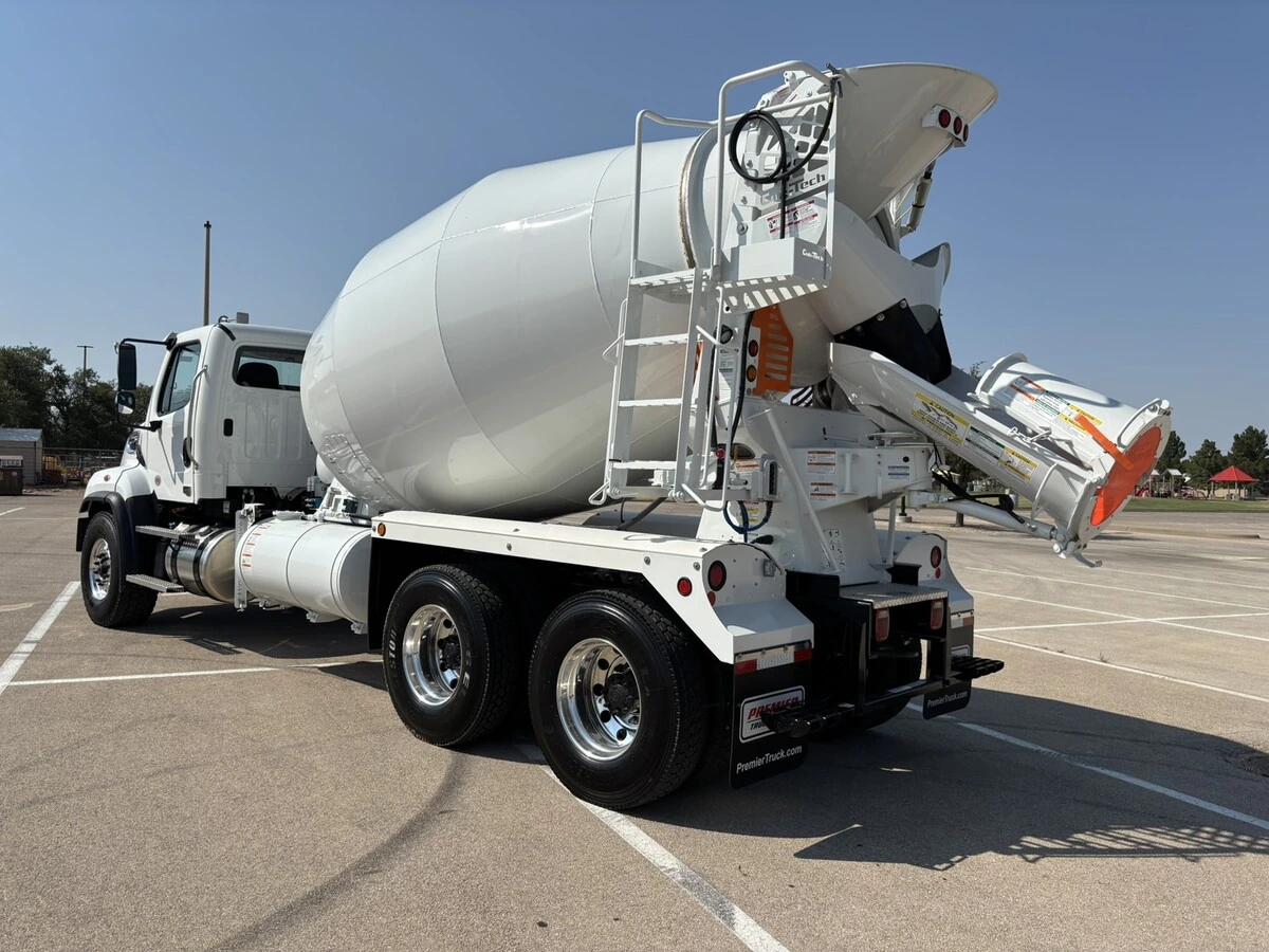 2027 Freightliner 114SD — photo 3