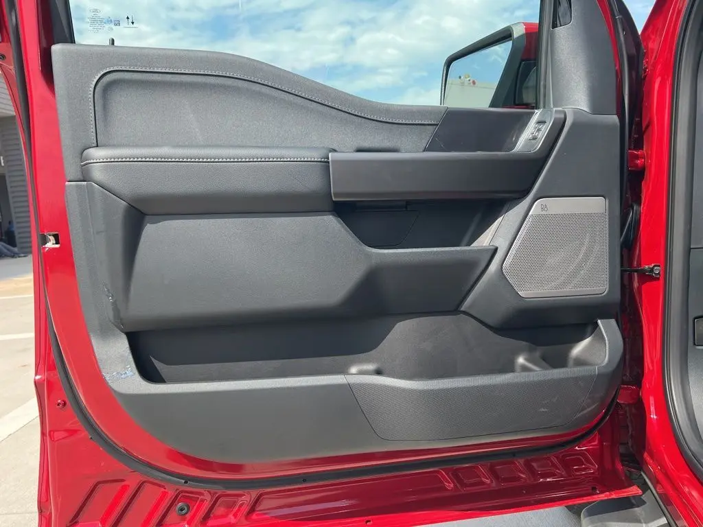 2025 Ford F-150 Lariat photo 12