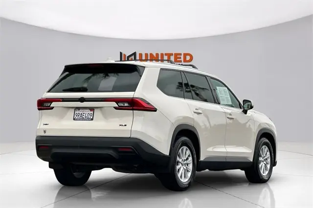 2024 Toyota Highlander Hybrid XLE photo 2