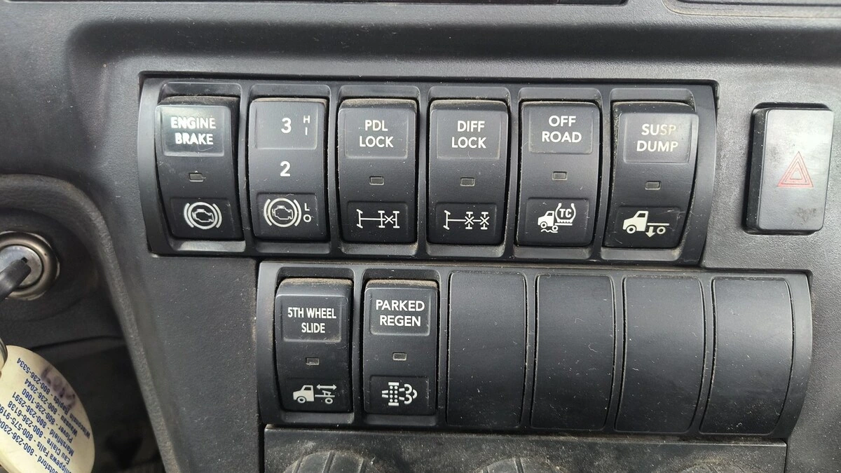 2019 International LT - image 5