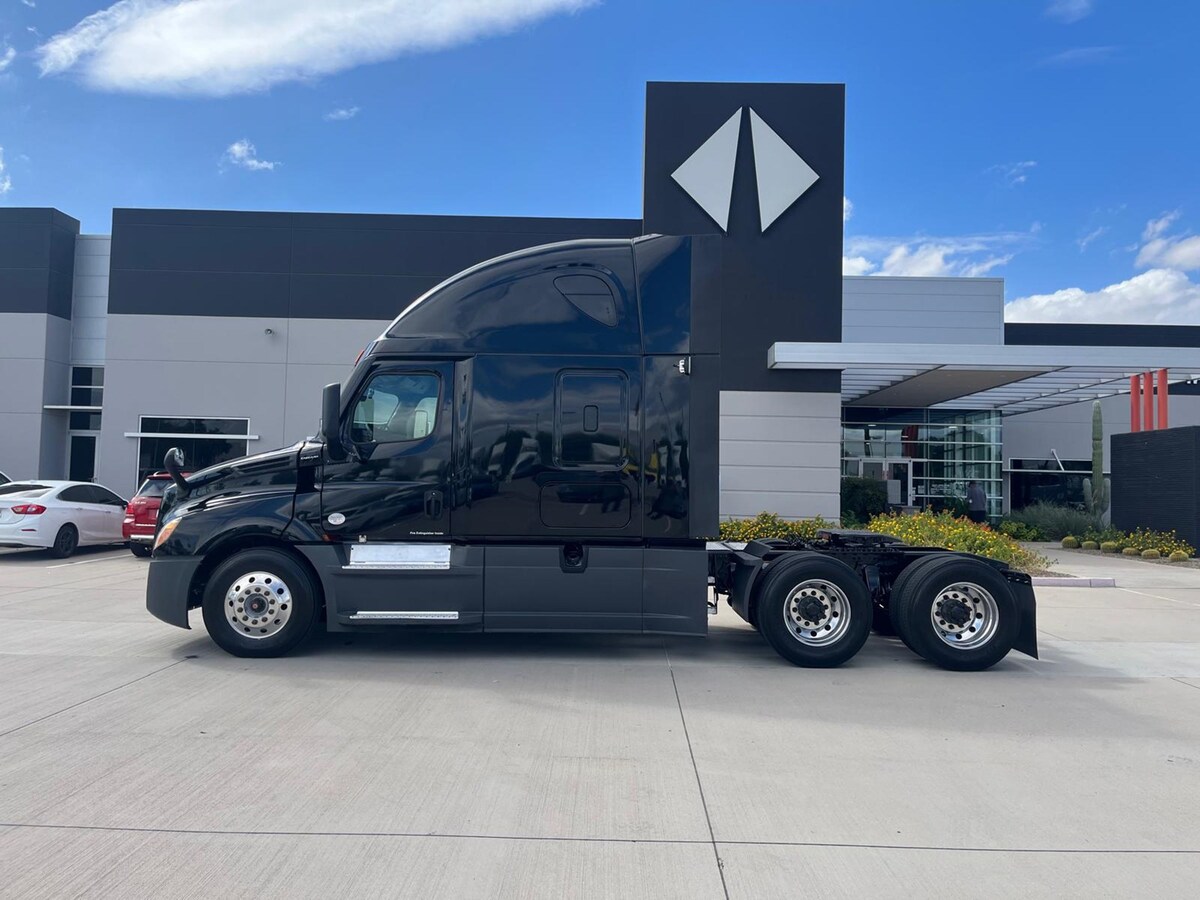 2021 Freightliner in Phoenix, AZ — photo 2