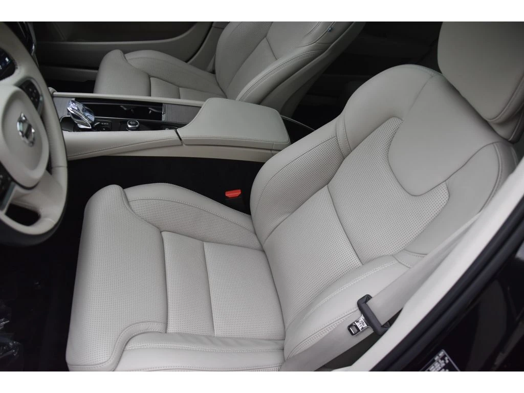 2025 Volvo - image 13