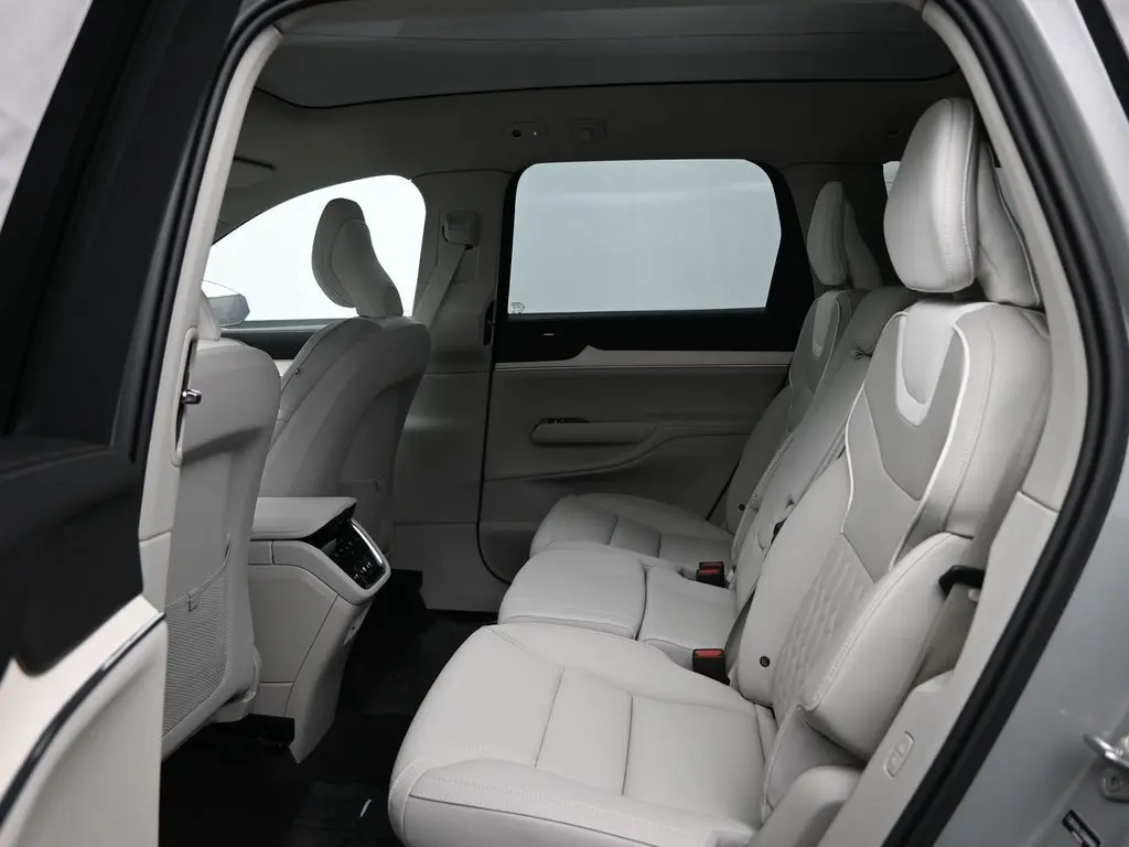 2025 Volvo - image 26