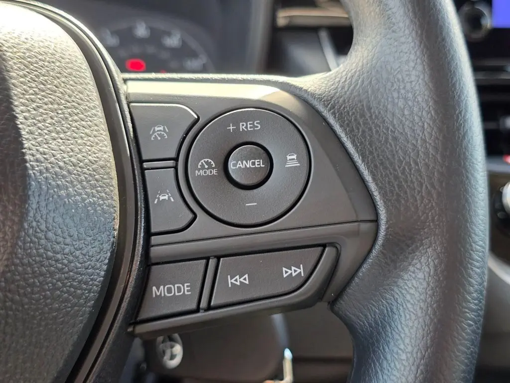 2025 Toyota Corolla LE photo 25