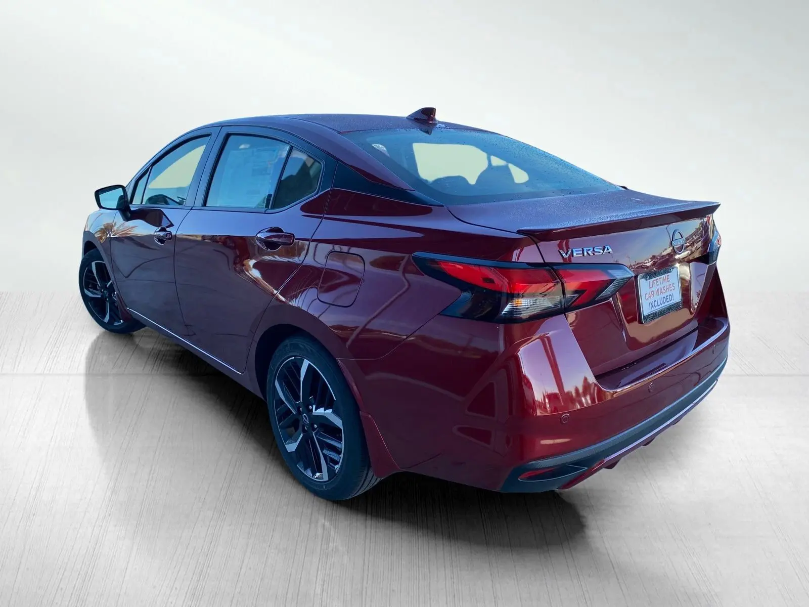 2025 Nissan Versa SR photo 4