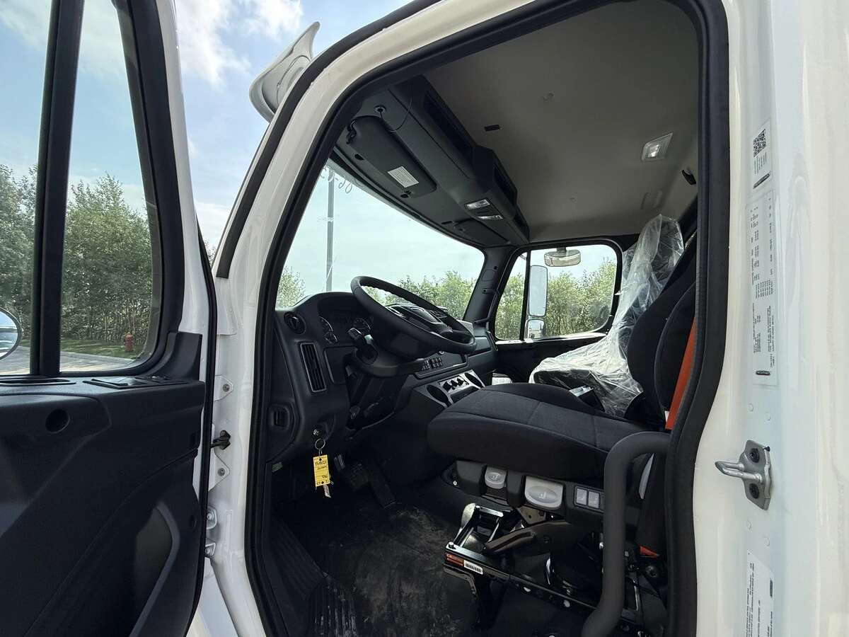 2027 Freightliner M2 106 — photo 4