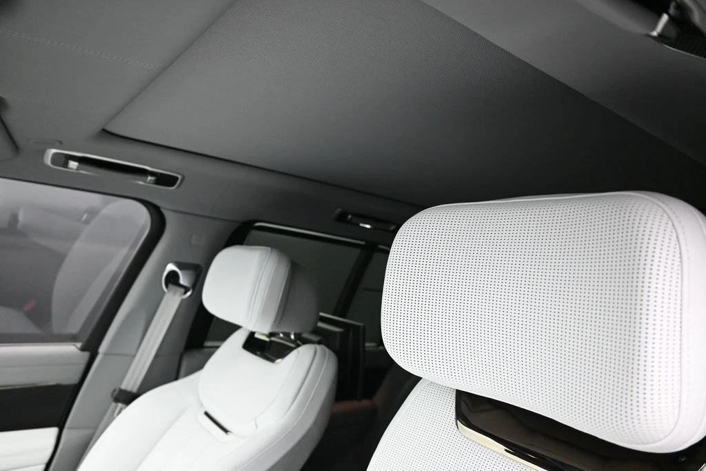 2025 Land Rover Range Rover SV - Photo 18