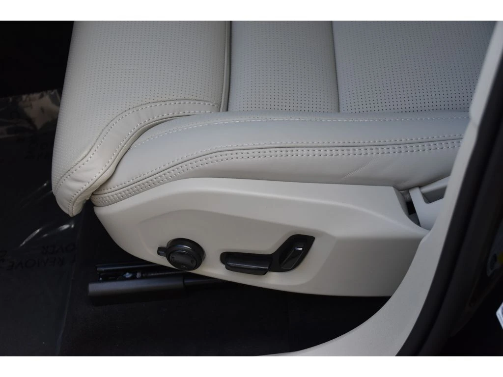 2026 Volvo - image 34