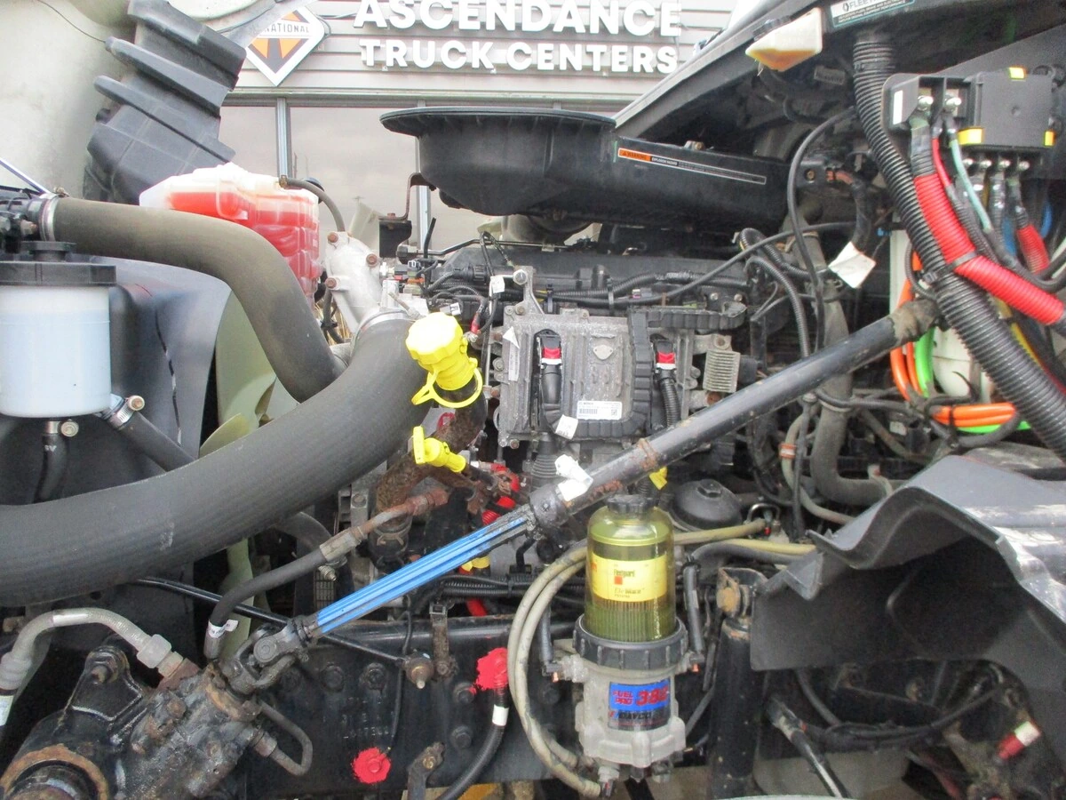 2019 International LT - image 5