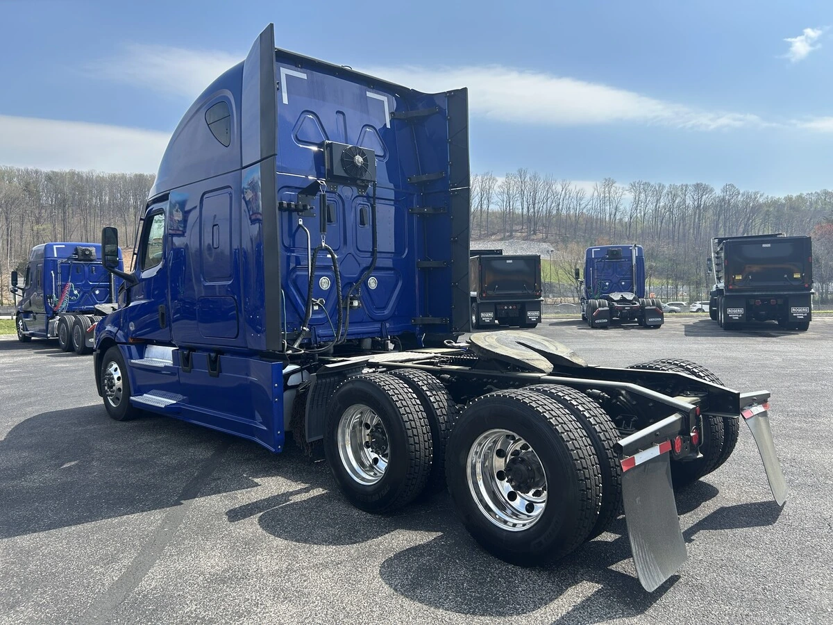 2022 Freightliner Cascadia - image 3