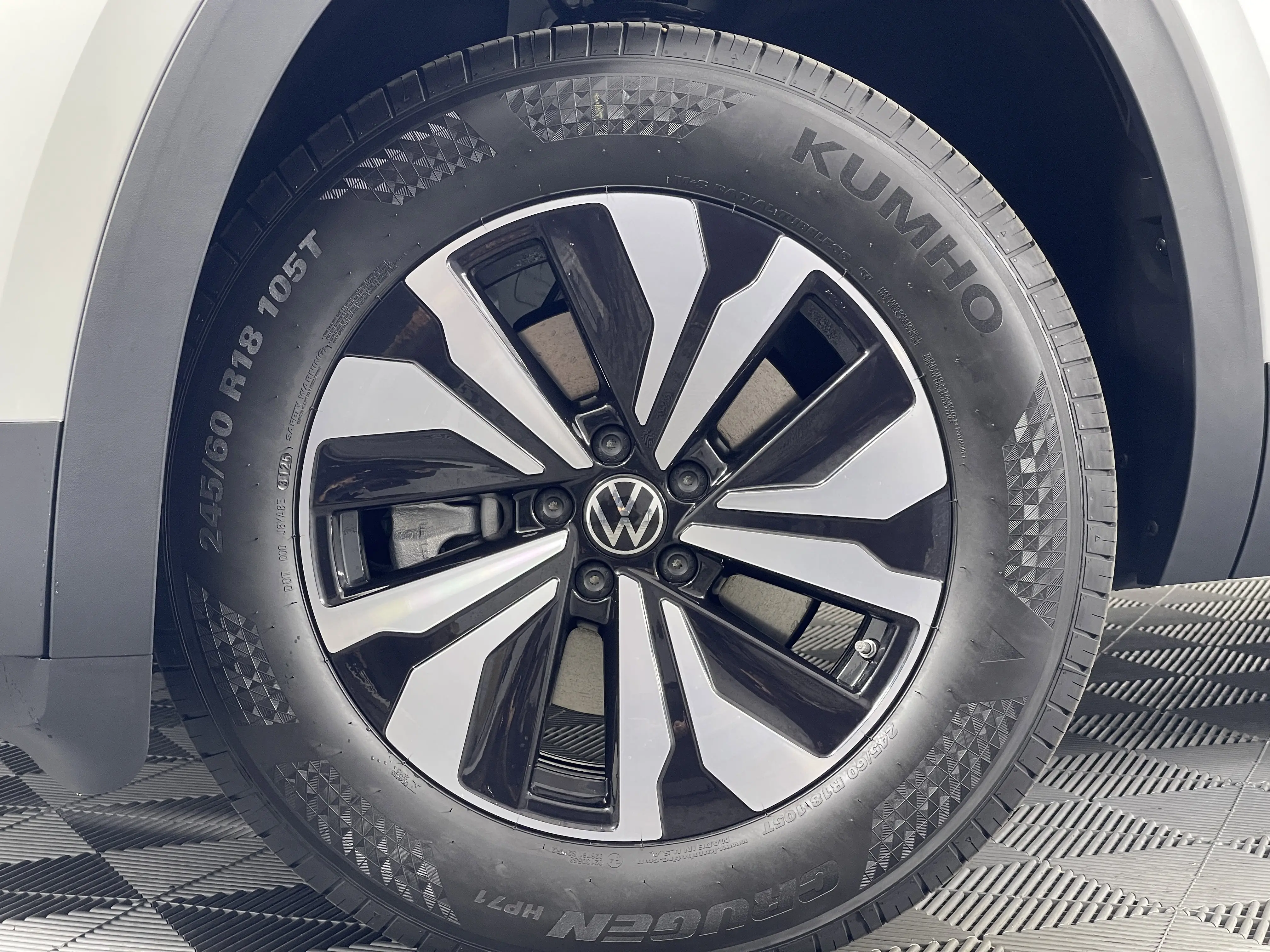 2026 Volkswagen Atlas Cross Sport SE photo 3