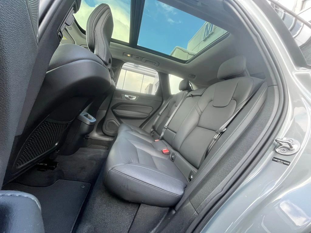 2025 Volvo - image 24