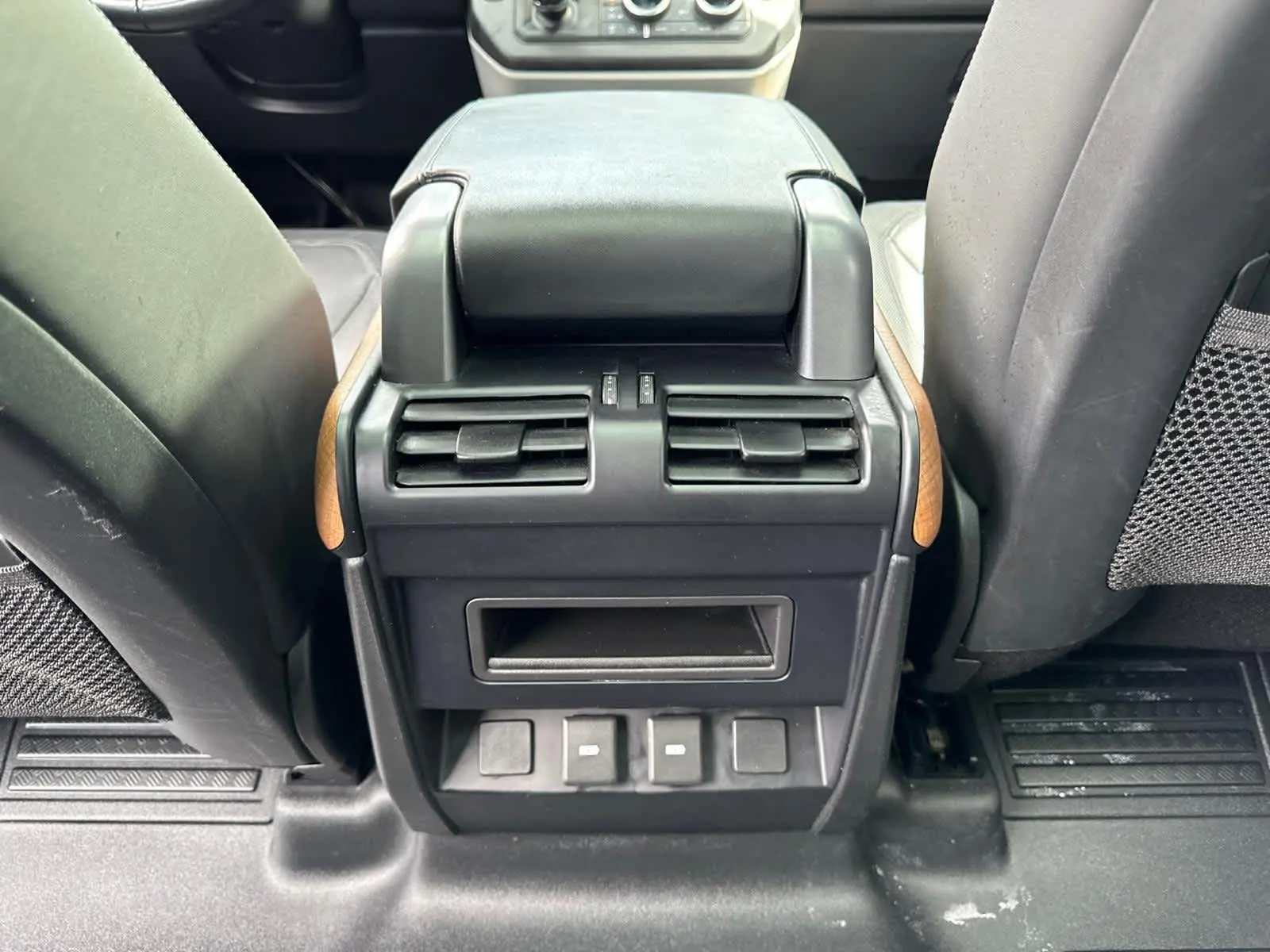 2023 Land Rover Defender X-Dynamic SE photo 31
