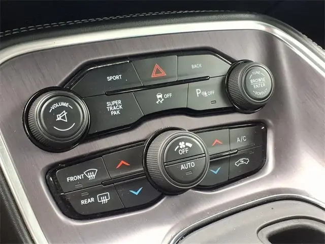 2015 Dodge Challenger SXT photo 13