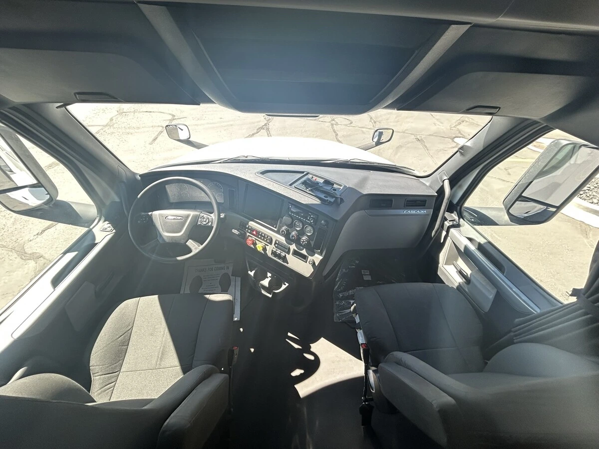 2022 Freightliner Cascadia - image 22