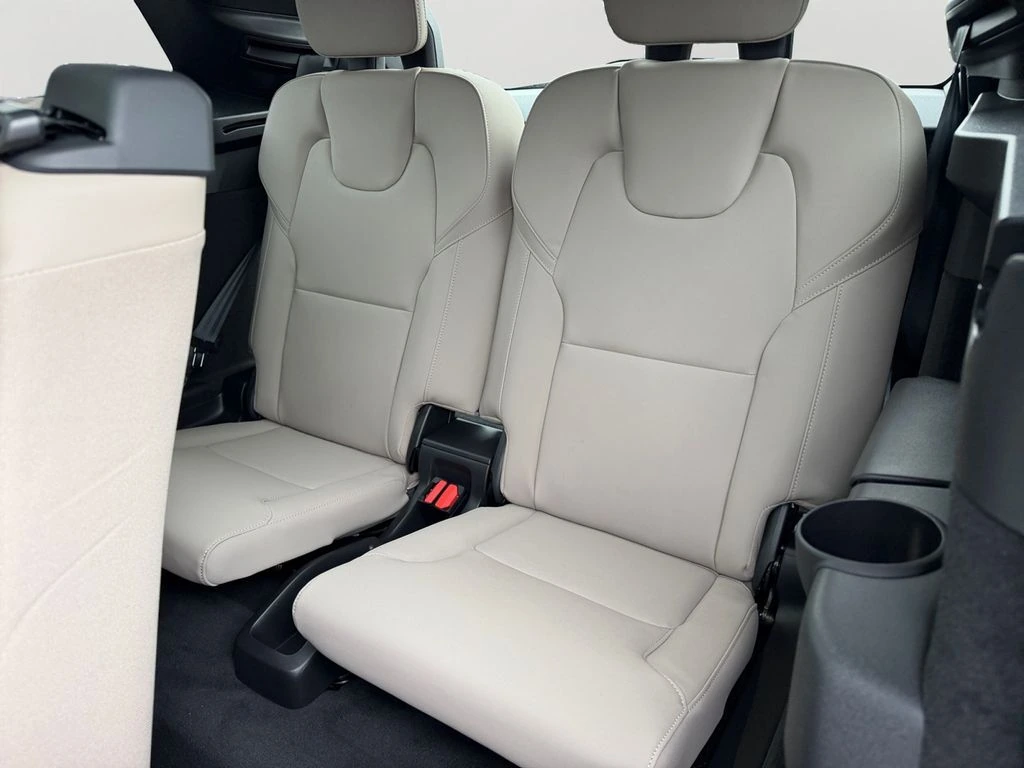 2026 Volvo - image 8