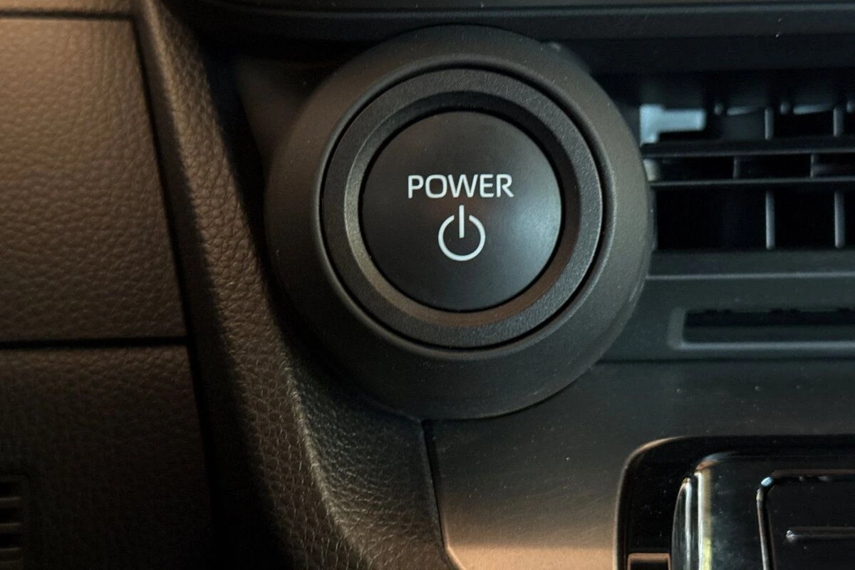 2025 Toyota Prius LE - Photo 22