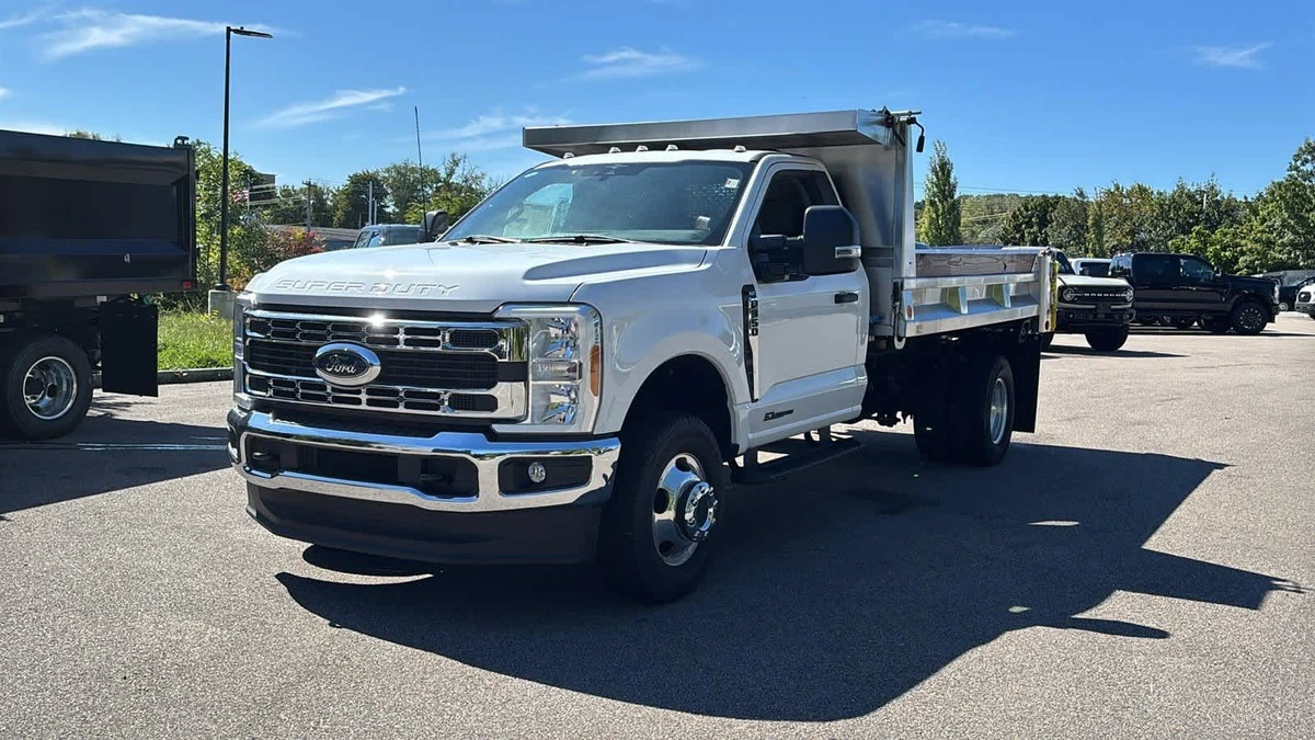 2023 Ford F-350 Super Duty Chassis Cab XLT