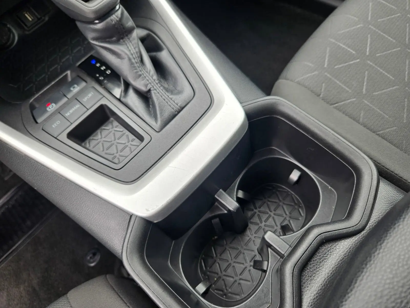 2022 Toyota RAV4 XLE photo 16