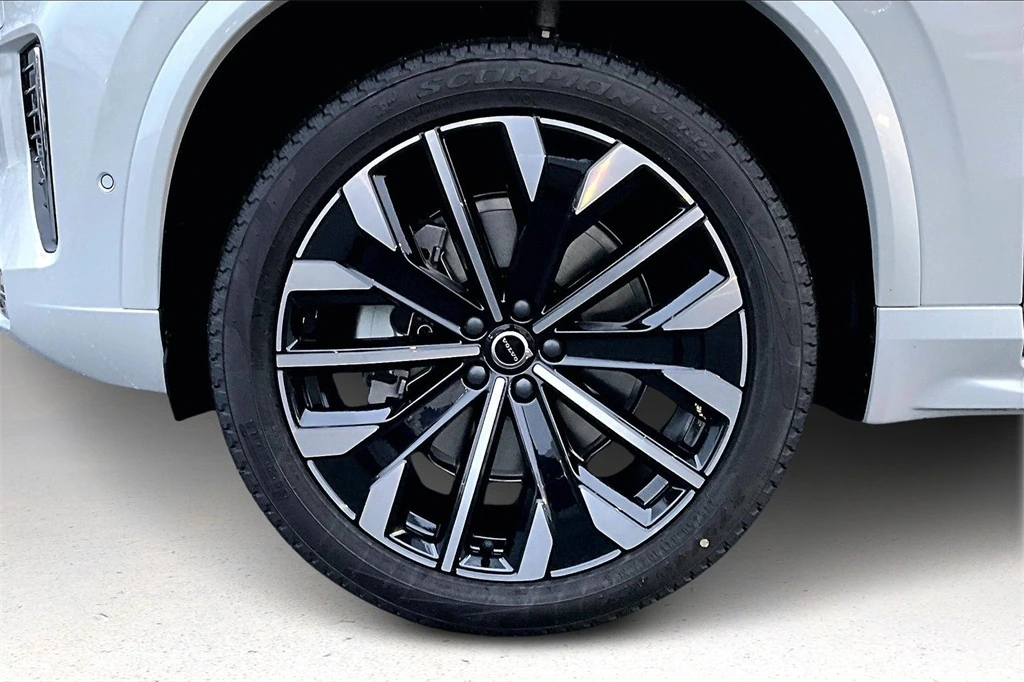 2026 Volvo - image 12